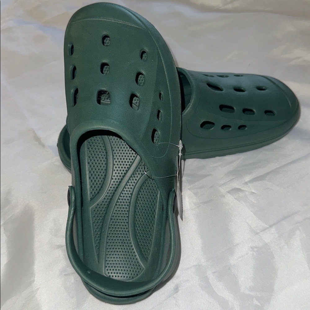 Men’s Revolution clogs size 7/8 army green NWT